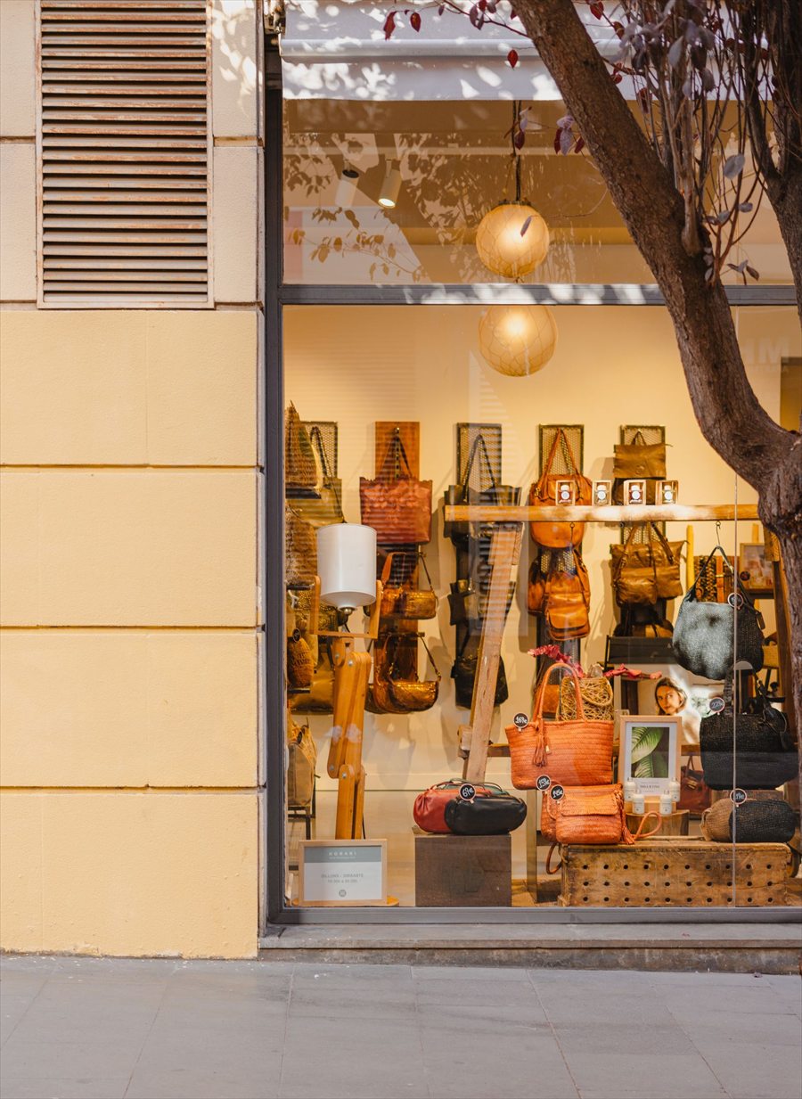 Vitrine de uma loja de varejo montada na rua
