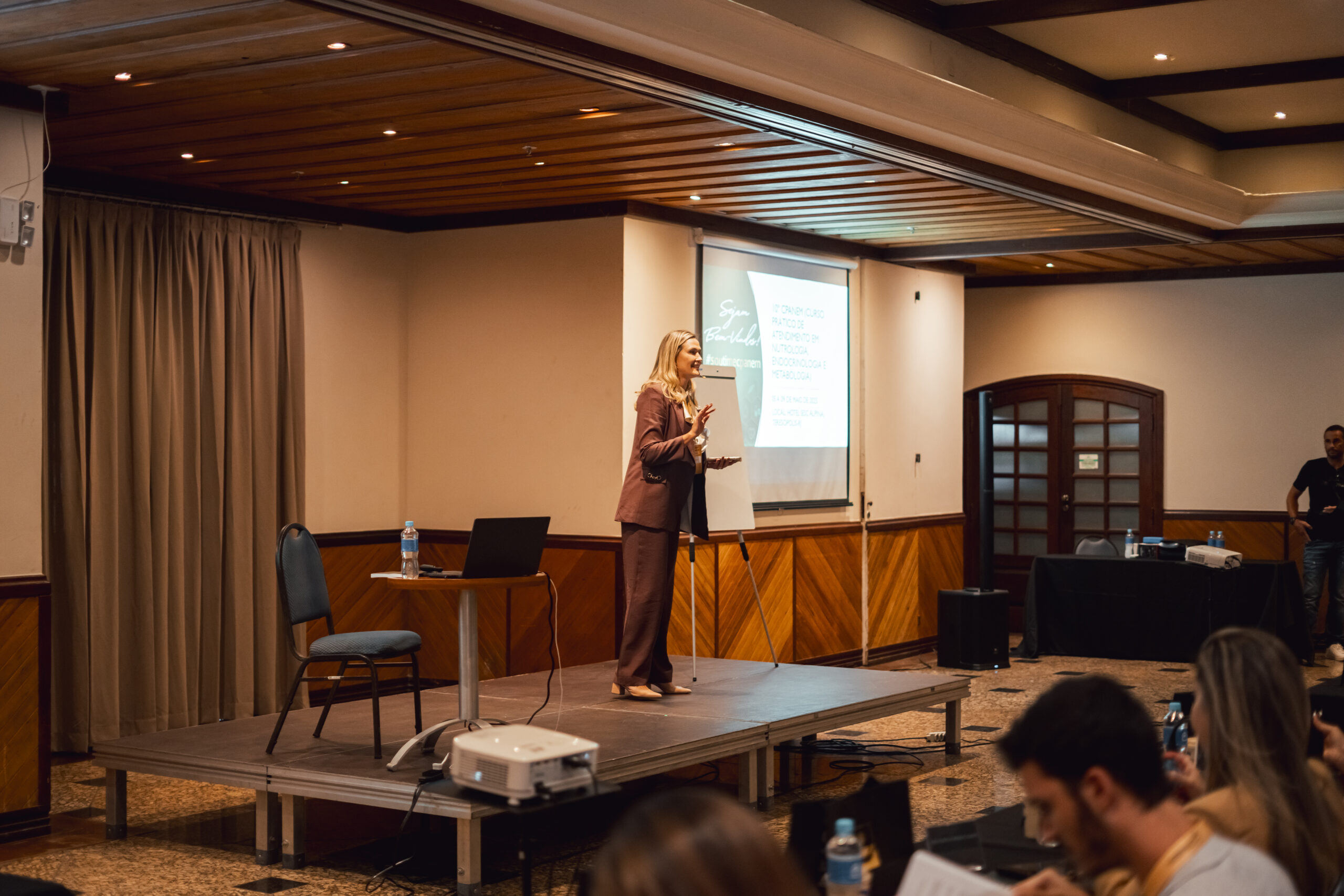 Dra. Ivana Mariah palestrando sobre Nutrologia